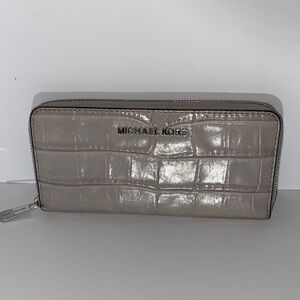 Michael Kors Grey Jet Set Lg Continental Wallet Croc-Embossed Zip Wallet Used